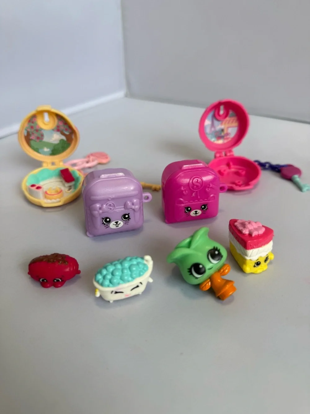 Shopkins Lot - Lil Secrets Mini Carry Cases 4 Shopkins Characters Miniature Kids - Picture 5 of 6